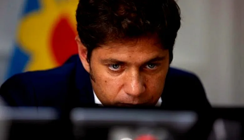 ¿Casual?: A lo Vidal, grabaron a Kicillof comprando figuritas del Mundial 2026 con Cuenta DNI