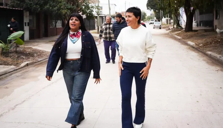 Mayra Mendoza y Eva Mieri recorrieron nuevas cuadras asfaltadas en San Francisco Solano