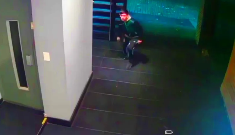 Con una llamativa y disimulada maniobra, robaron vehículos de un garaje en CABA