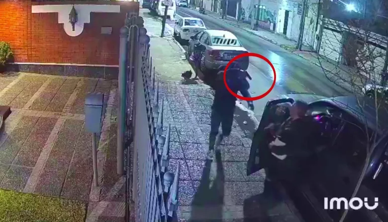 "Quietito, quietito": le pusieron la pistola en la cabeza y le robaron la camioneta en Lanús
