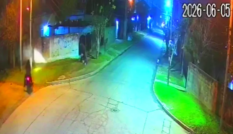Iba a tomar el colectivo cuando motochorros madrugadores lo patearon y robaron todo