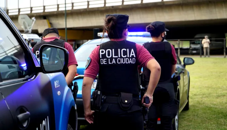 En la esquina de la comisaría, detuvieron a sospechoso de robar y balear a  vendedor de celulares