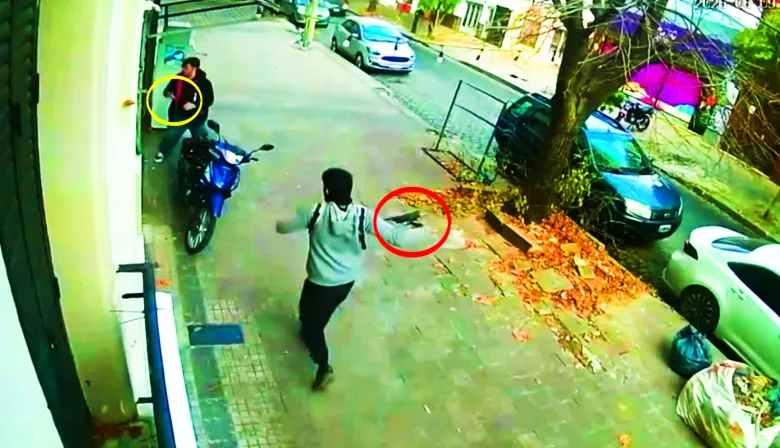 Con una llamativa pistola y rodeado de policías, robó una moto en el centro de La Plata