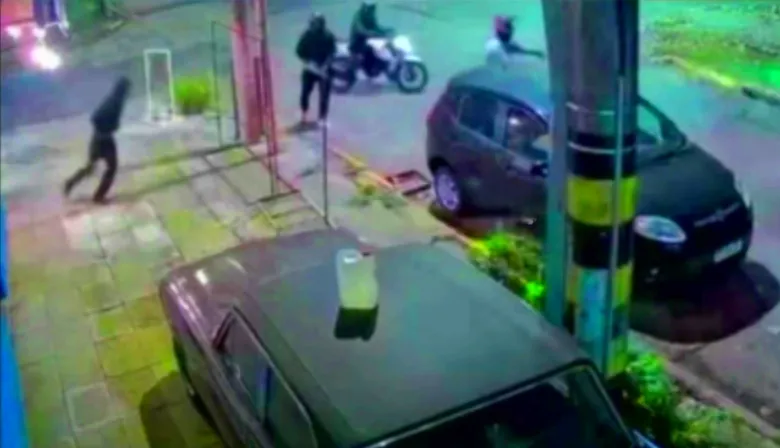 Tres de Febrero: motochorros atacaron a una automovilista y apuntaron a la cabeza del novio