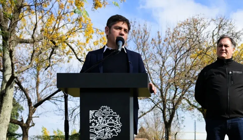 Desde Pergamino, Kicillof apuntó contra el gobierno de Milei e ironizó con el pendrive y Adorni