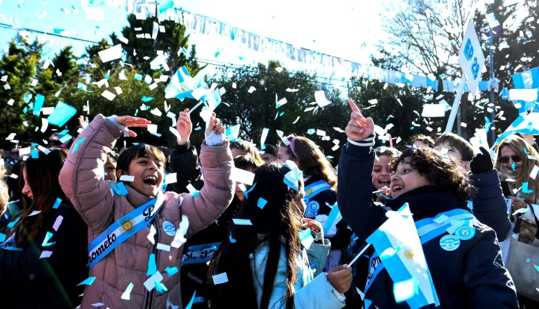 San Vicente: Domselaar se viste de celeste y blanco para una fiesta especial