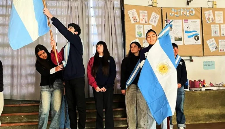 Sciaini presenció el acto de cambios de Bandera de Ceremonia en la ES Nº1 de Roque Pérez