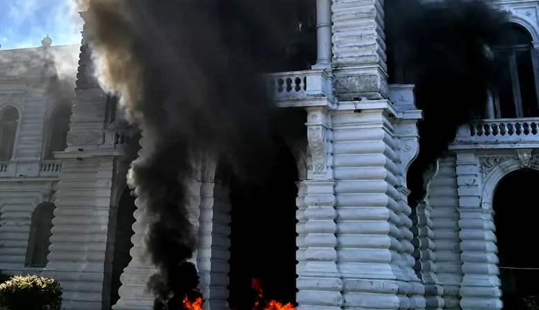Caos, detenidos y fuego: llamas en la Municipalidad de La Plata por una protesta de cooperativistas
