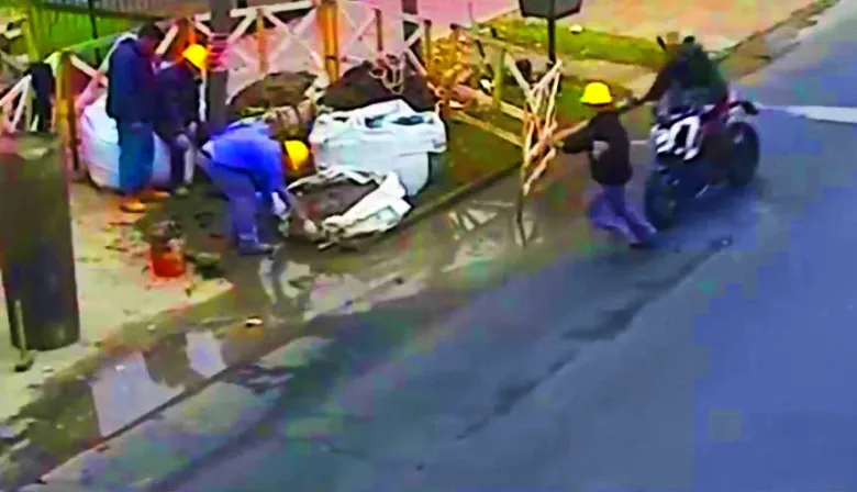Imprudencia le pudo costar la vida: conductor no lo pudo esquivar y lo hizo volar a la vereda
