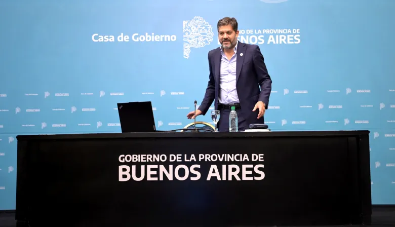 Ironía con “el pendrive” y “calificación 0”: Bianco no perdonó a Adorni y le pasó factura a Santilli