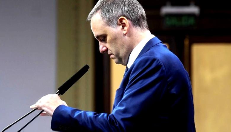 Adorni al borde del precipicio: el PRO y la UCR coincidieron posturas en una eventual moción de censura