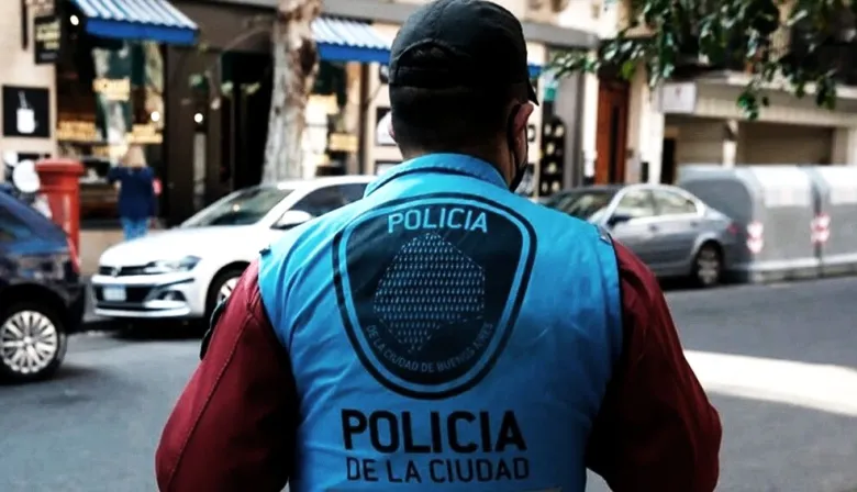Vestidos como recolectores de basura asaltaron una veterinaria y los detuvo la Policía de la Ciudad