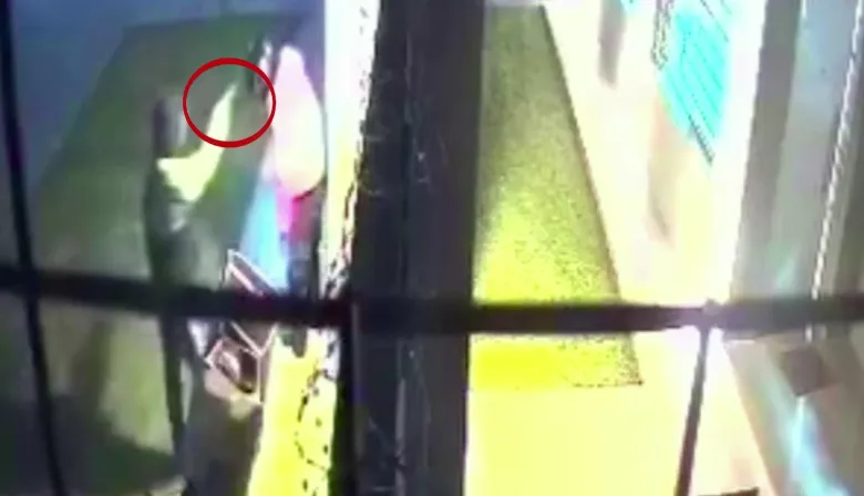 Motochorros le gatillaron y le robaron a un trabajador en Merlo