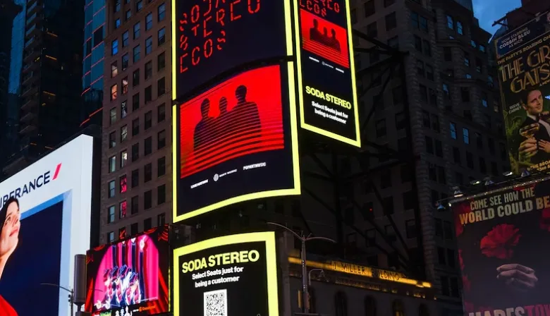 En medio de la fiebre mundialista, Soda Stereo ECOS deslumbró con su brillo el Times Square