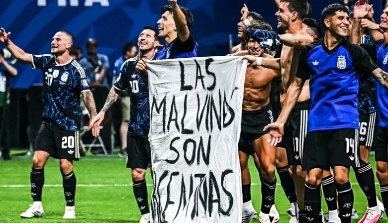 Argentina le ganó a Inglaterra en el Mundial y celebró el pase a la final con una bandera por las Malvinas