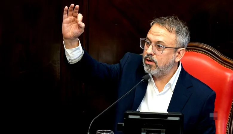 Valenzuela volvió al Senado bonaerense: pataleó,  lo trataron de “dormido” y fue objeto de burlas