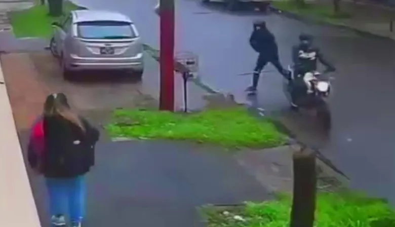 Lanús resignada por la inseguridad: se acercó una moto y la esperó con las pertenencias en la mano