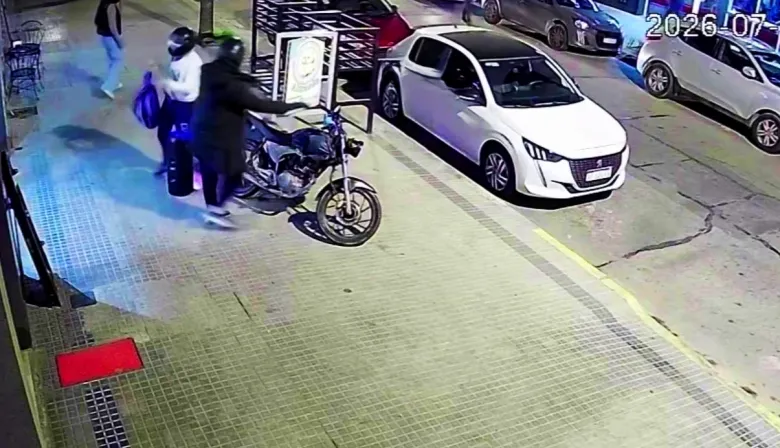 Miedo en el centro de La Plata: encerraron y golpearon a una adolescente durante un asalto