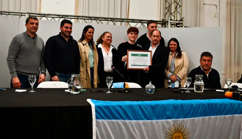 El “Colo” Barco pisó 25 de Mayo y fue homenajeado por Egüen: “Orgullosos de que seas veinticinqueño”