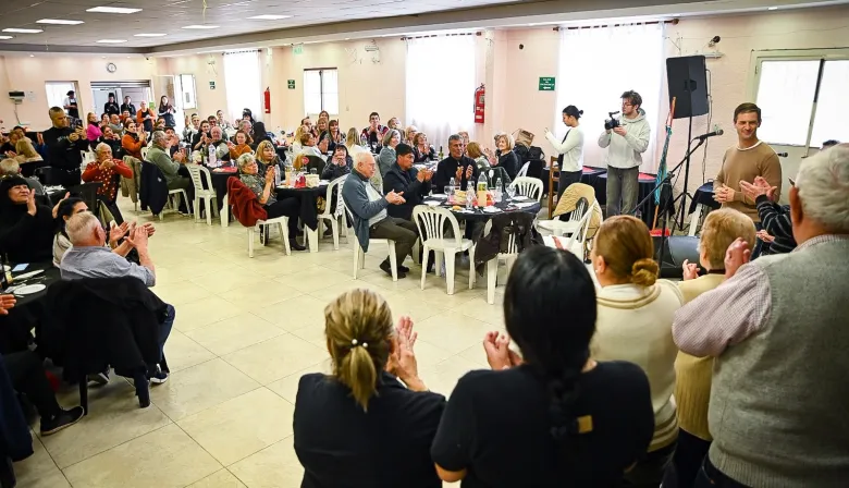 Mantegazza encabezó el 70º aniversario de la Sociedad de Fomento Versailles Argentino de San Vicente