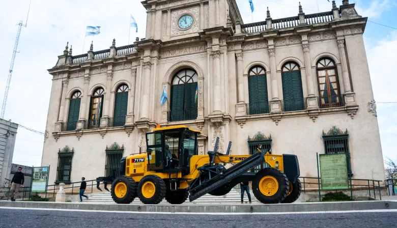 Rivadavia celebró la incorporación de la nueva motoniveladora 0km para potenciar la red vial