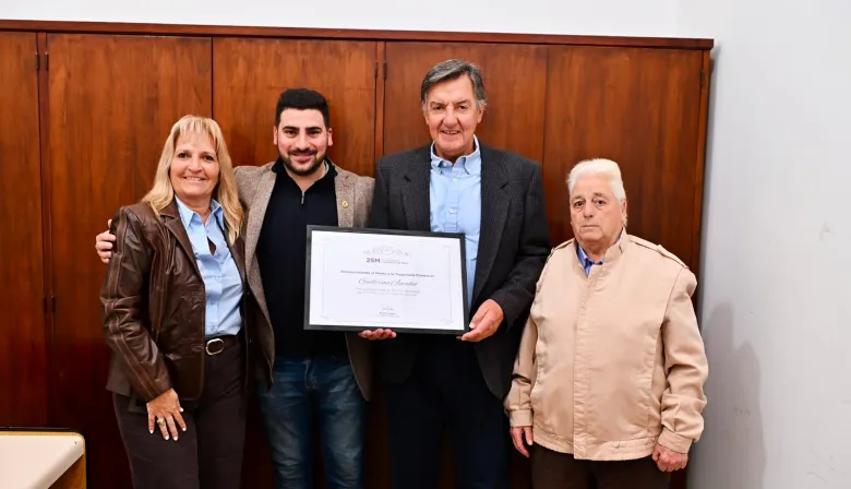 Egüen reconoció la trayectoria de Guillermo Amadeo en 25 de Mayo por los 45 años de Gui Lux