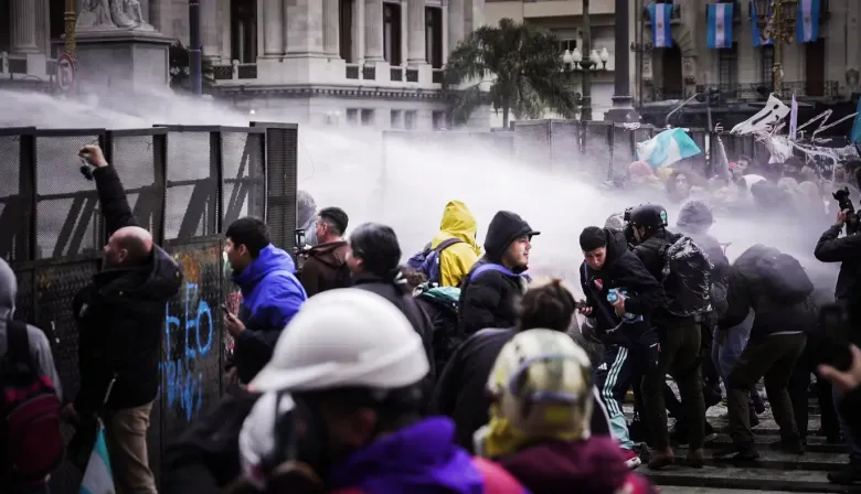 Máxima tensión: camiones hidrantes, gas pimienta e incidentes a las afueras del Congreso