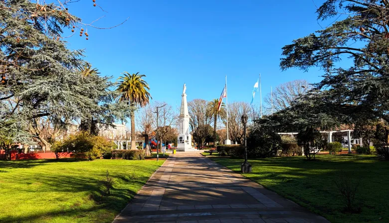 Chaves Municipios refuerza las tareas de mantenimiento en la Plaza 25 de Mayo