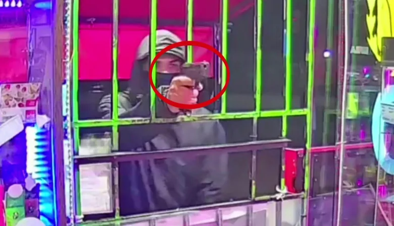A través de las rejas y con un arma de fuego, amenazaron a los empleados y robaron un kiosco en Merlo