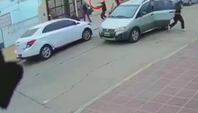 Un hombre y el nieto fueron asaltados por "pirañas" en cercanías de "la Carlos Gardel"