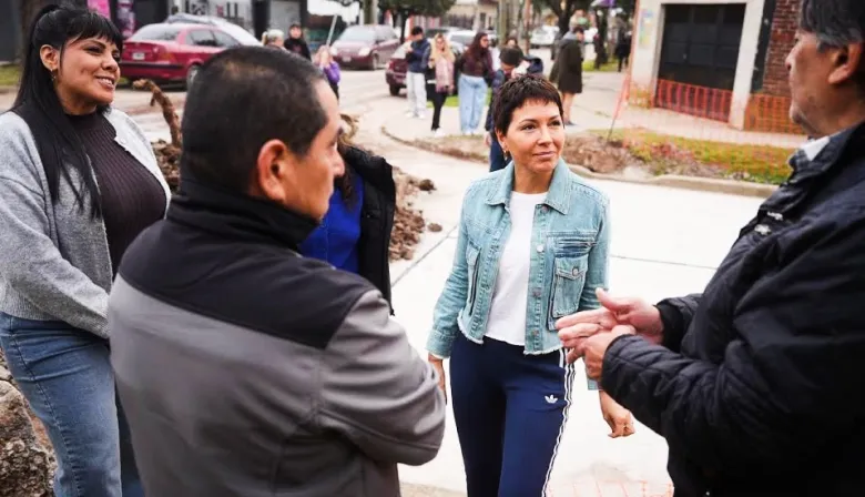 Mayra Mendoza y Eva Mieri recorrieron obras de pavimentación de 17 cuadras de Quilmes