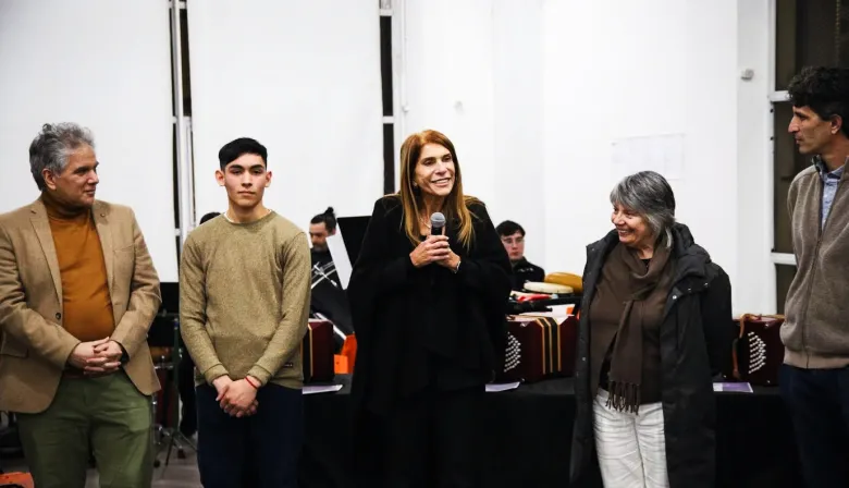 Magdalena Sierra participó de la entrega de bandoneones al Instituto Municipal de Música de Avellaneda