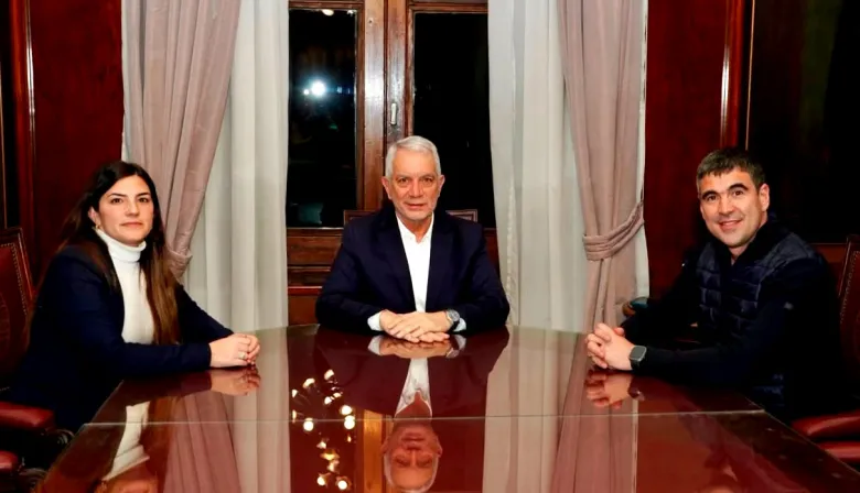 En La Plata, Alak cerró otro aumento y hubo una buena noticia para municipales
