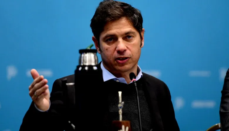 En un nuevo cruce, Kicillof calificó de “estupidez” la explicación de Milei sobre las deudas de las familias