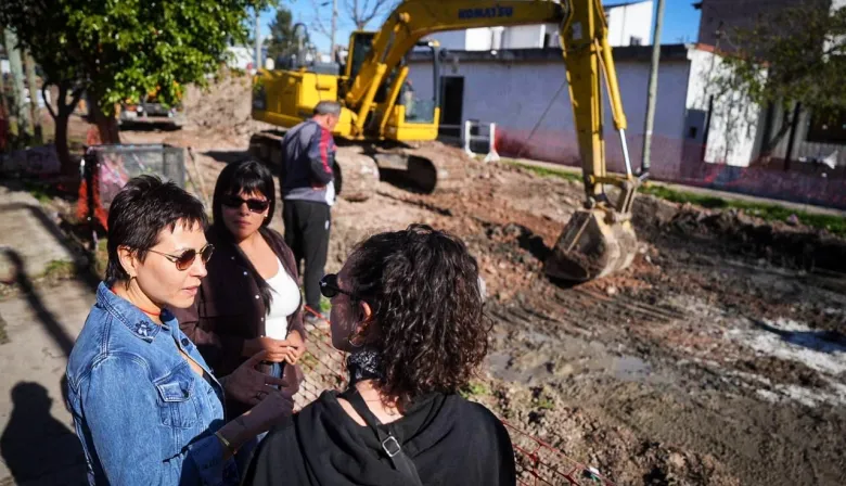 Mayra Mendoza y Eva Mieri recorrieron el inicio de la obra de Pavimentación en Villa Alcira