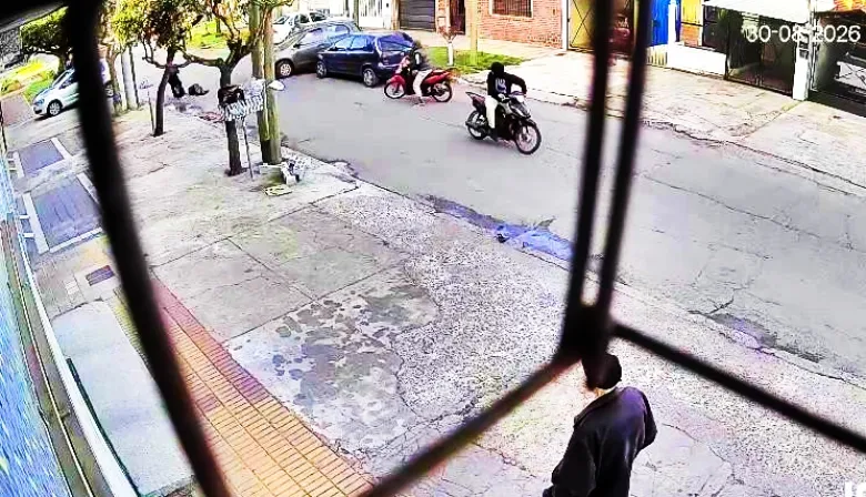 Motochorros le rompieron la cadera a una jubilada y robaron un auto en Lanús