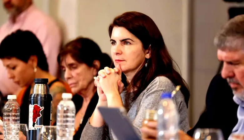 Mientras Mariel Fernández se pasea como posible candidata, un gremio la acusa de poner en peligro casi mil puestos de trabajo