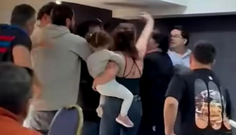 Caos y piñas en el Concejo de Ezeiza: la trifulca que inició un edil libertario y terminó con una niña herida