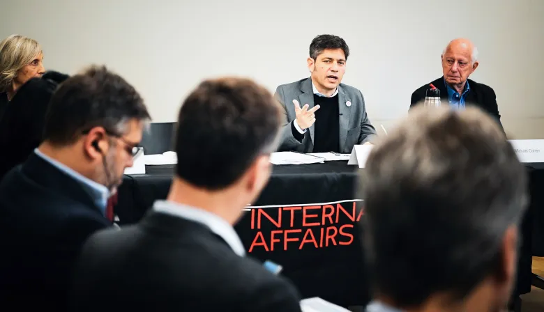 Se fue a hacer campaña a Estados Unidos: Kicillof dio una charla en Nueva York cargada de críticas para Milei