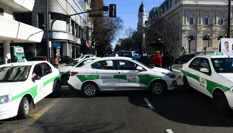 Caos de tránsito en La Plata: taxistas protestan contra Uber, Didi y Cabify con cortes en puntos estratégicos