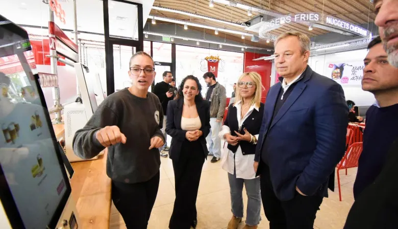 Cascallares, Fabiani y Paula Eichel participaron de la inauguración del nuevo local "Mostaza" en Almirante Brown