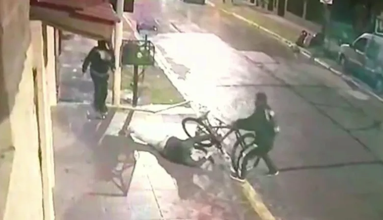 Salvaje robo en Berazategui: golpearon a una jubilada para quitarle la bicicleta