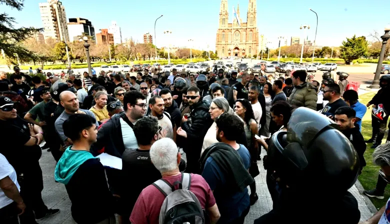 Golpes, amenazas y violencia: nuevo round entre taxistas y choferes de Uber y Didi en La Plata