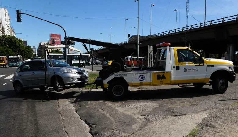 En CABA: una grúa retiró un auto con una maniobra que generó críticas en redes