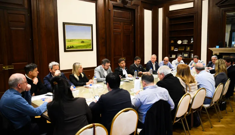 Alivio a las arcas municipales: Kicillof firmó convenios de Leasing con intendentes bonaerenses