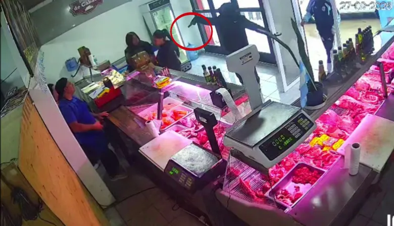 "Son mis hijas, no les hagan nada": a los tiros robaron una carnicería de La Plata