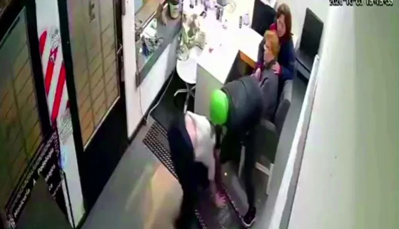 Frente al despacho de Kicillof golpearon y robaron a una joven en un centro de estética