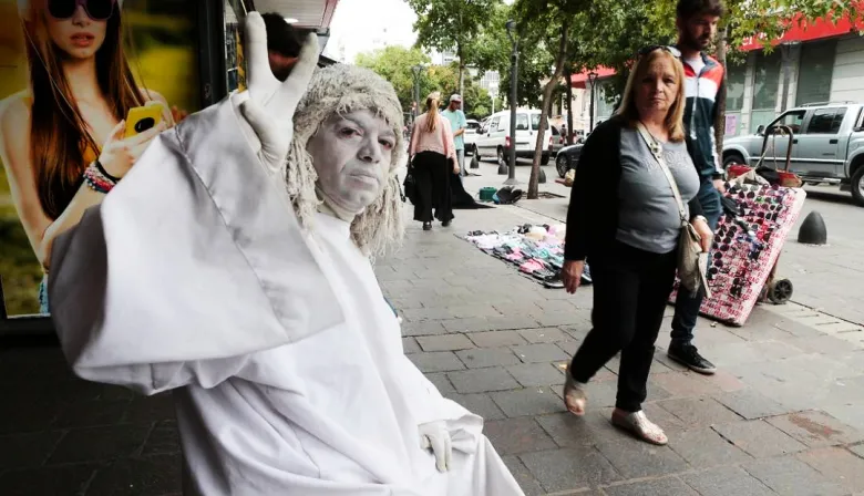 Murió la histórica estatua viviente de La Plata: una figura icónica que cautivó a generaciones