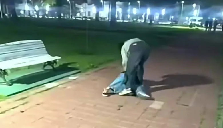 Adolescente sufrió una brutal golpiza en la plaza principal de Alberdi