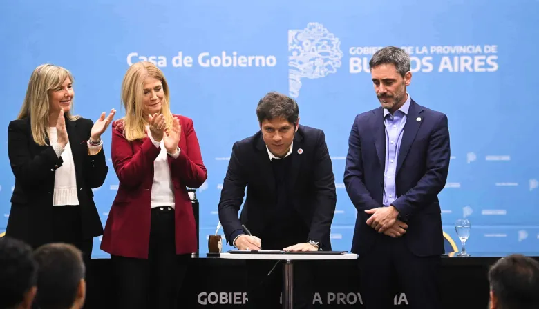 Kicillof firmó un acuerdo con el CFI para financiar la visita del papa León XIV